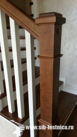 Уютная деревянная лестница из массива березы