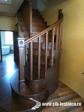 Деревянная лестница с поворотом на 90 градусов.