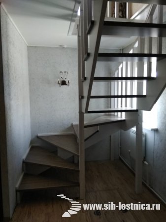 Двухцветная лестница из бука на второй этаж