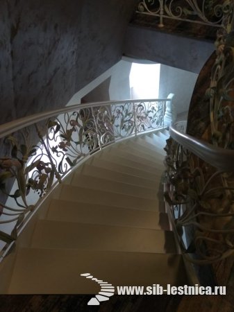 Дизайнерская лестница с ковкой