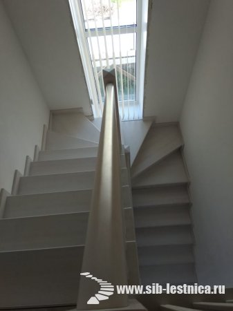 Белая лестница в интерьере дома!
