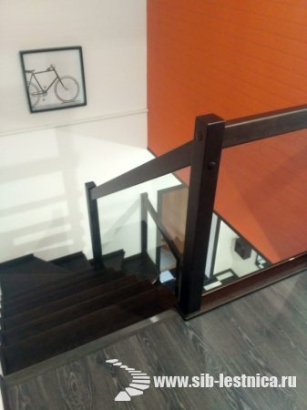 Современная лестница на металлическом косоуре