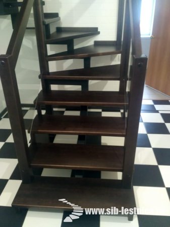 Современная лестница на металлическом косоуре