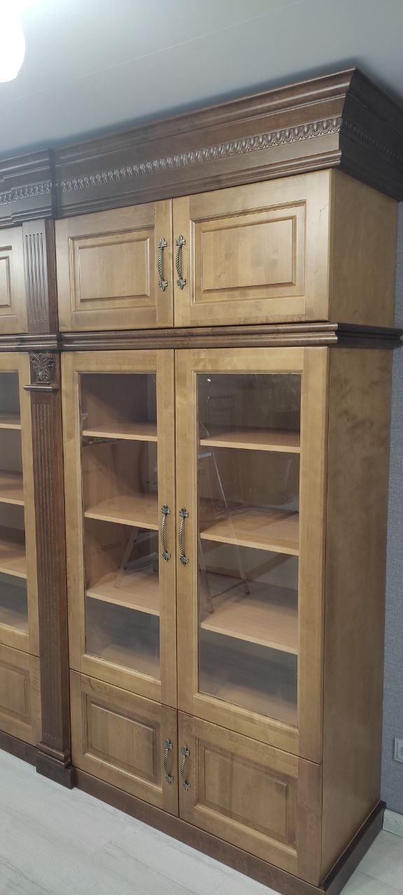 Книжный шкаф из массива дерева