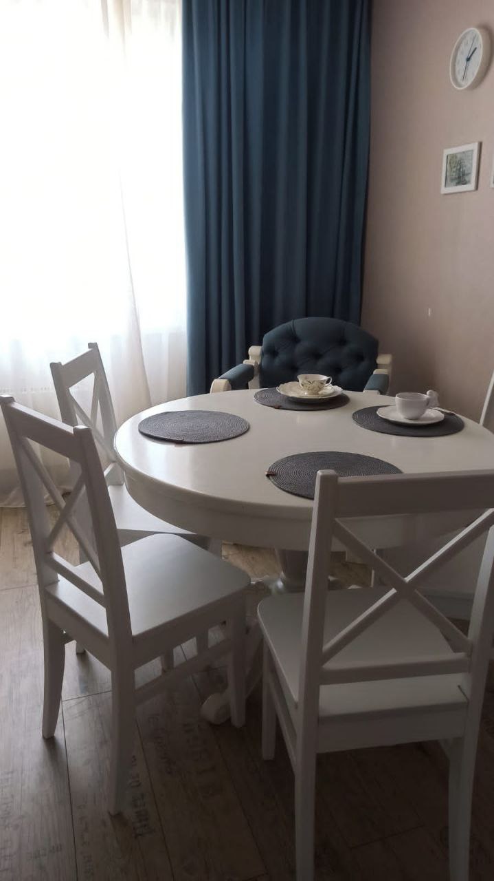 Эксклюзивная кухонная мебель из массива дерева: Стиль, практичность и индивидуальный проект.